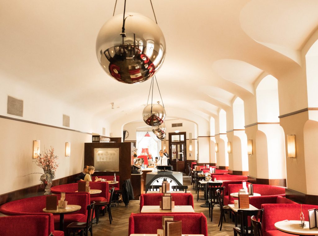 Wiener Vizebürgermeister präsentiert fliegende Lerncafés