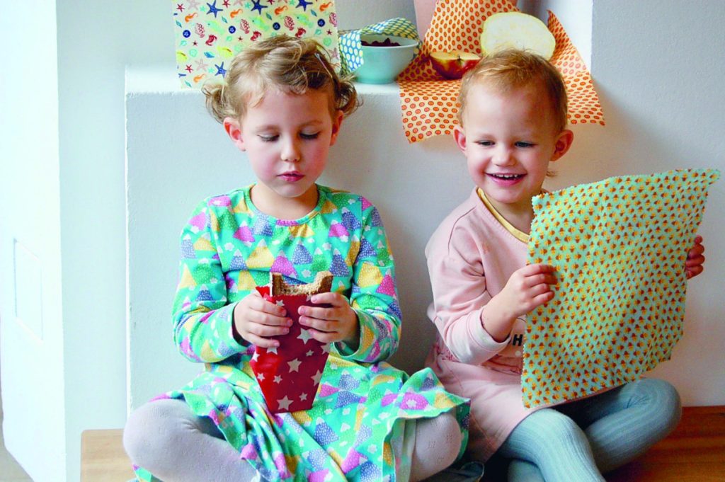 Plastikfrei verpacken in der Küche: Selbstgemachte Bienenwachstücher