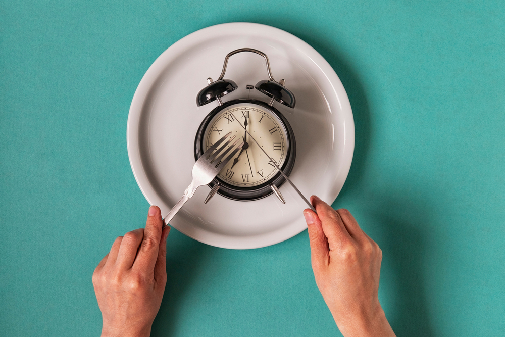 Essen in begrenzten Zeitfenstern hilft beim Abnehmen