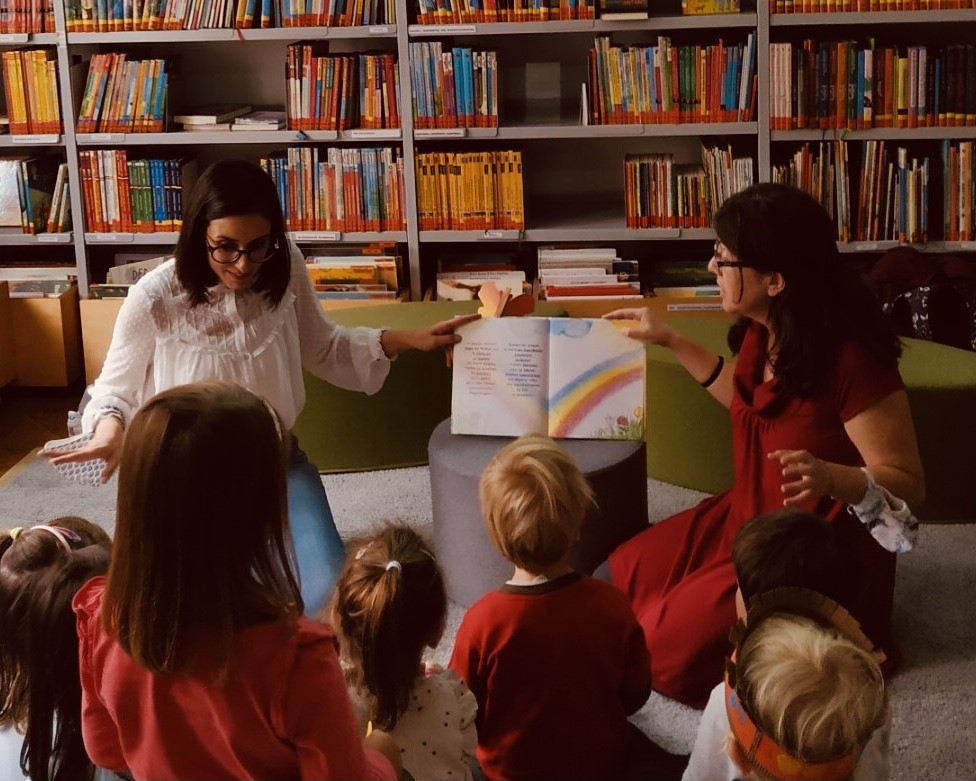 Bücher-Initiative für Kinder, die Griechisch sprechen