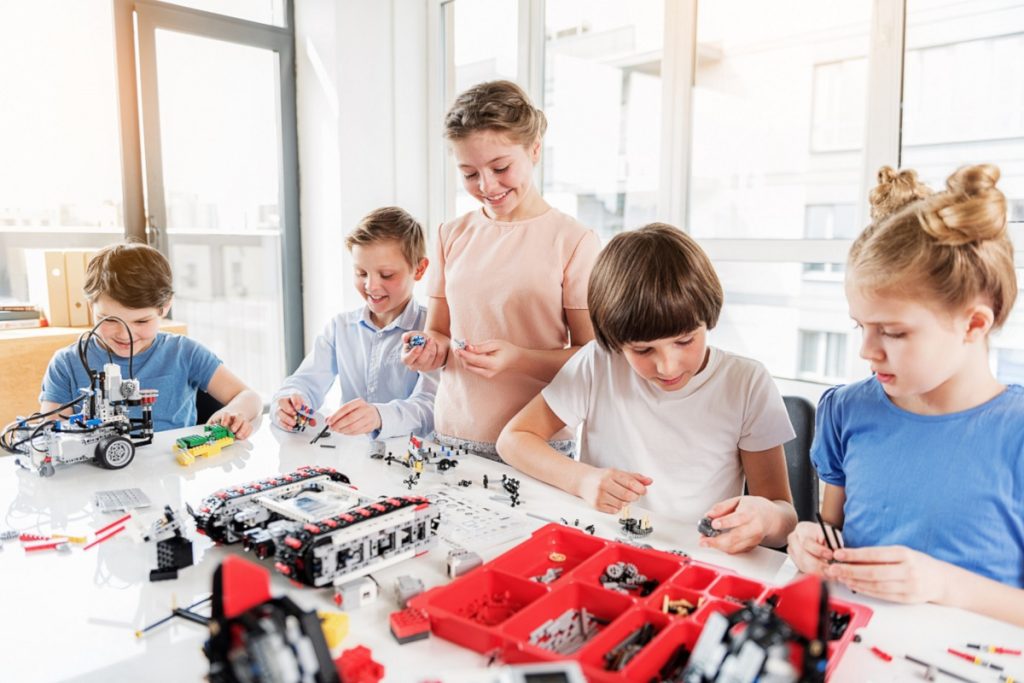 In den Weihnachtsferien Roboter bauen: Camps von RoboManiac