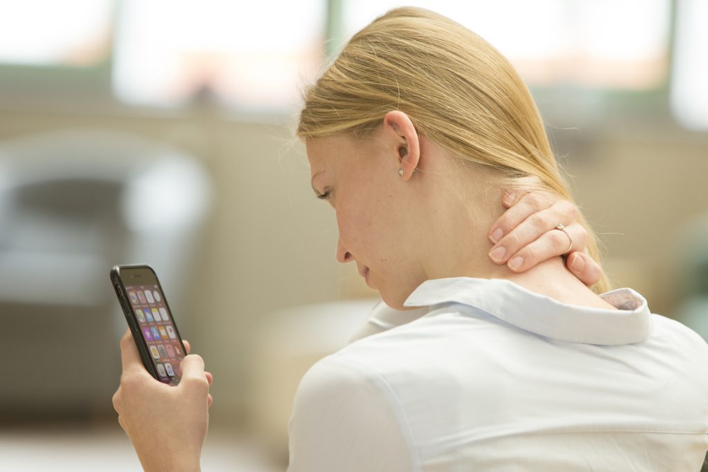 „Head down“ – Smartphone-Nutzung verformt Schädel