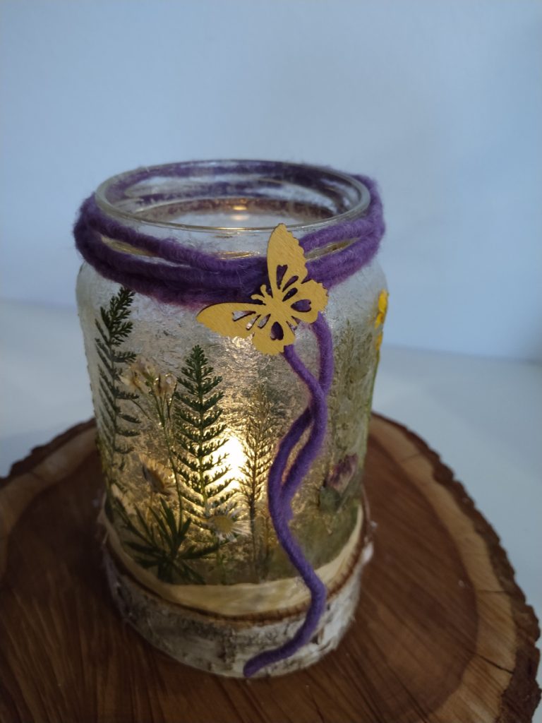 „Natur im Garten“-Basteltipp: Blüten-Windlicht zum Vatertag