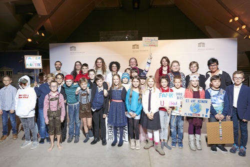 Theaterstück „Hypnotisiert“ am Tag der Kinderrechte im Parlament