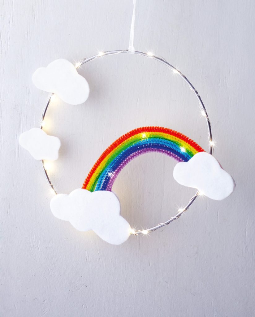 Farbenfrohes für graue Tage: „Das bunte Regenbogen Familien-Bastelbuch“