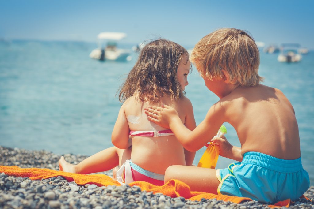 Die richtige Sonnencreme für Kinder: Unter der Sonne