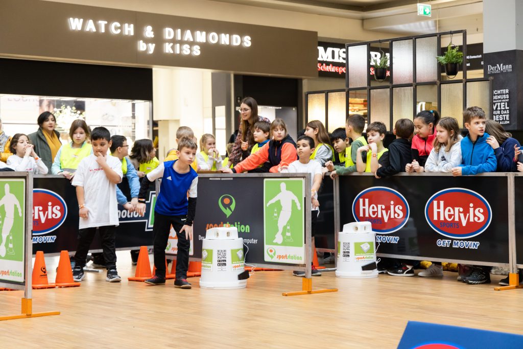 Schulsport wird digital: Hervis und motion4kids bewegen Österreichs Zukunft