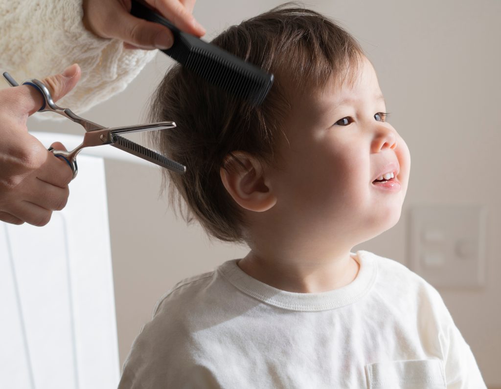 So schneiden Sie Ihren Kindern zu Hause sicher die Haare