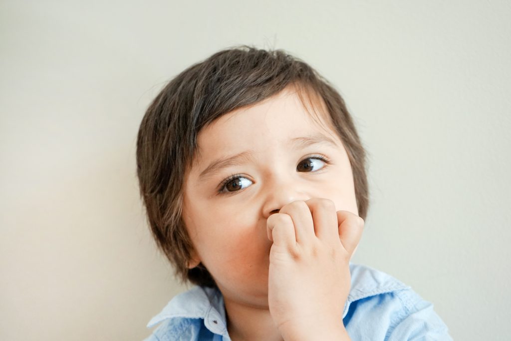 Nägelbeißen bei Kindern: Nimm die Finger aus dem Mund!